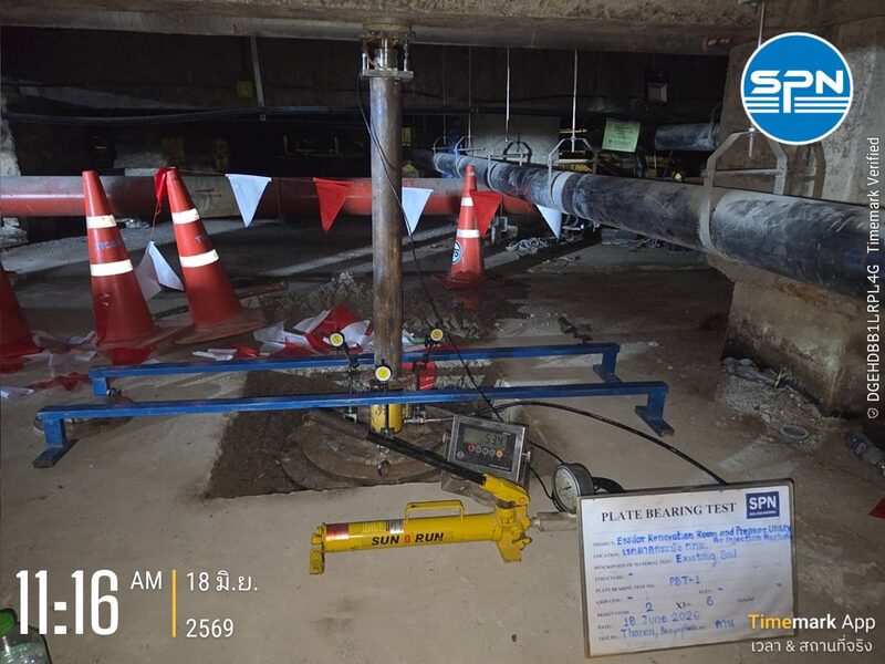 การทดสอบ Plate Bearing Test บนดินเดิม (Existing Soil) ใต้โครงสร้างอาคาร เพื่อตรวจสอบกำลังแบกทานก่อนปรับปรุงพื้นที่ โดยทีมวิศวกร SPN
