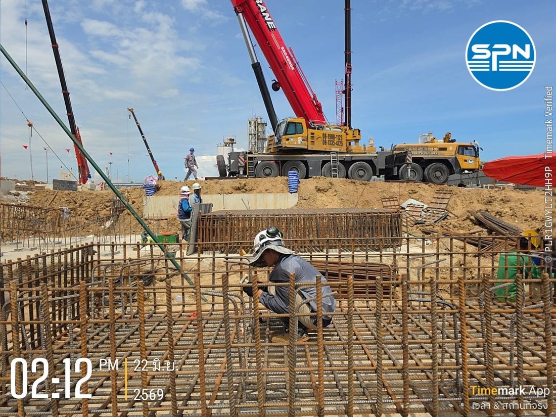 วิศวกร SPN เคาะทดสอบ Seismic Integrity Test ที่หัวเสาเข็มด้วยค้อนพร้อมเซนเซอร์วัดคลื่นหน้างานจริง
