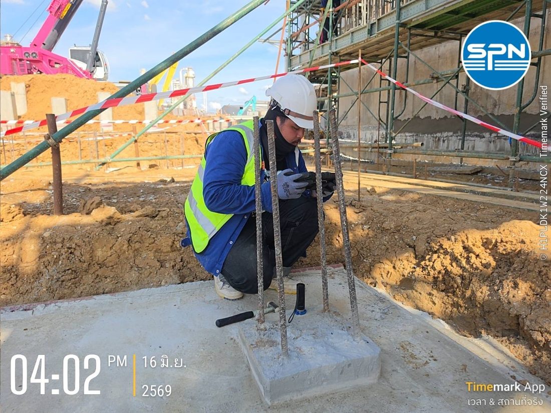 วิศวกร SPN ติดหัววัดความเร่งบนหัวเสาเข็มเจาะแล้วเคาะด้วยค้อนมือเพื่อทดสอบ Seismic Integrity Test (Low Strain) หน้างานจริง