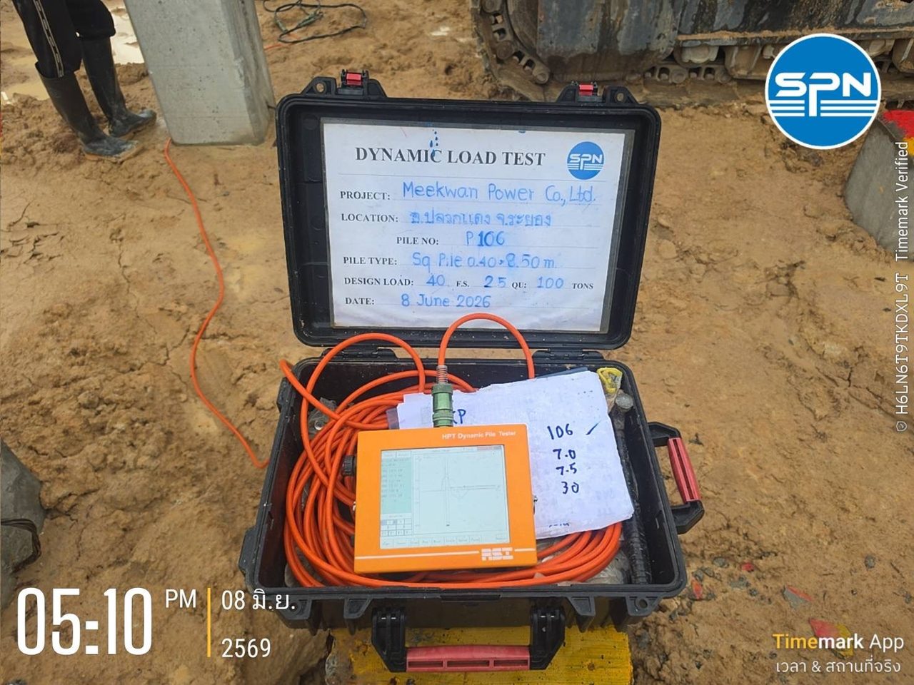 เครื่อง Pile Driving Analyzer (PDA) แสดงสัญญาณแรงและความเร็ว พร้อมค่ากำลังรับน้ำหนักที่ประเมินด้วย CASE Method ในสนาม