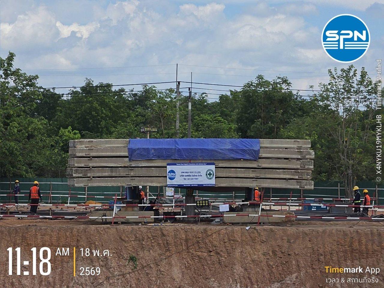 แท่นน้ำหนักถ่วง Kentledge จากบล็อกคอนกรีตติดตั้งเหนือเสาเข็มทดสอบ Static Load Test หน้างานจริงของ SPN Soil Engineering